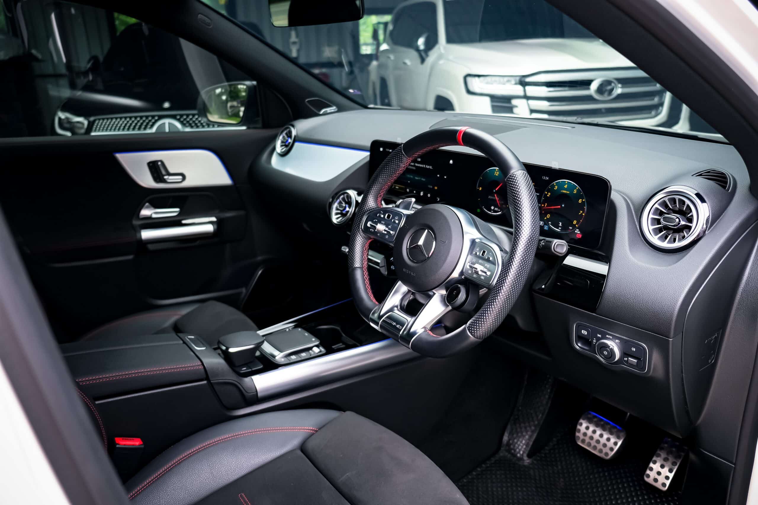 Mercedes-AMG GLA 35 photo 1