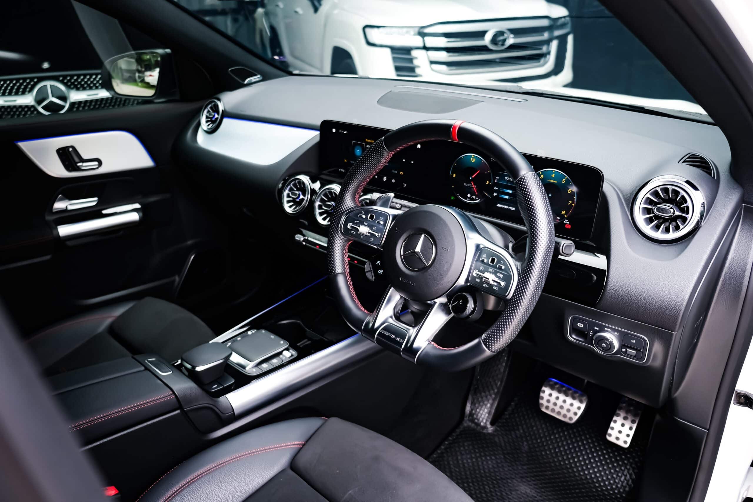 Mercedes-AMG GLA 35 photo 13