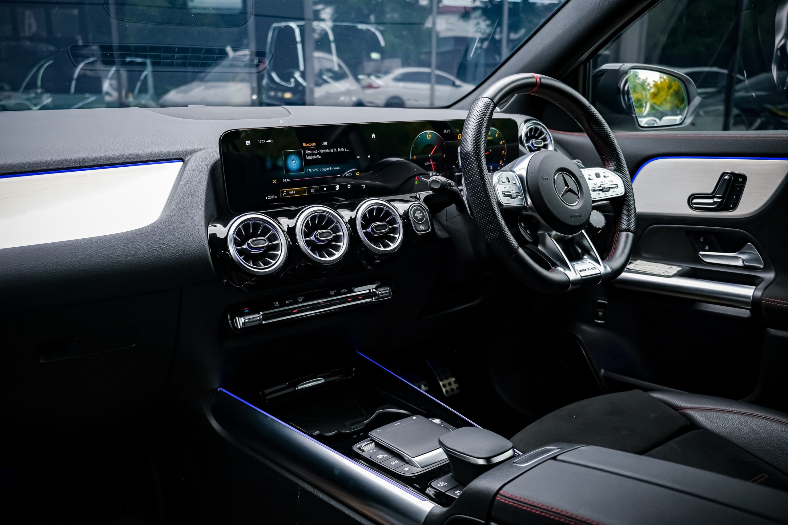 Mercedes-AMG GLA 35 photo 11