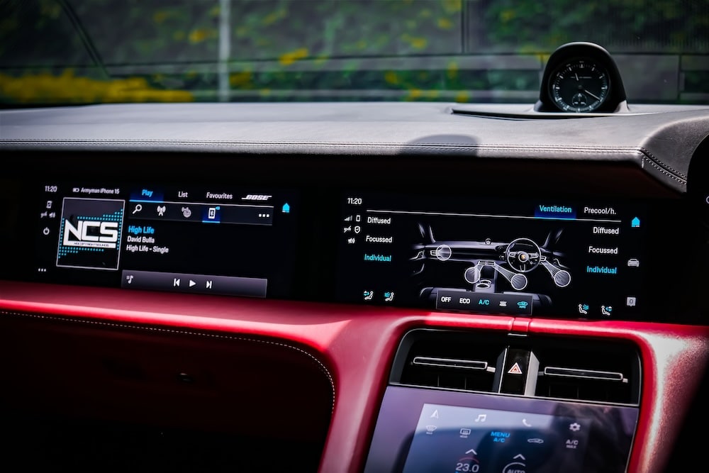 Porsche Taycan photo 7