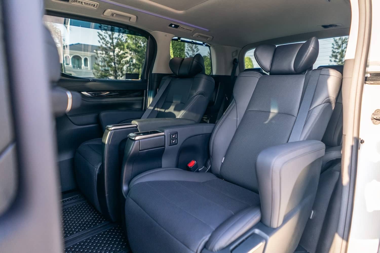 Toyota Alphard 40 2.5Z Pearl White photo 9